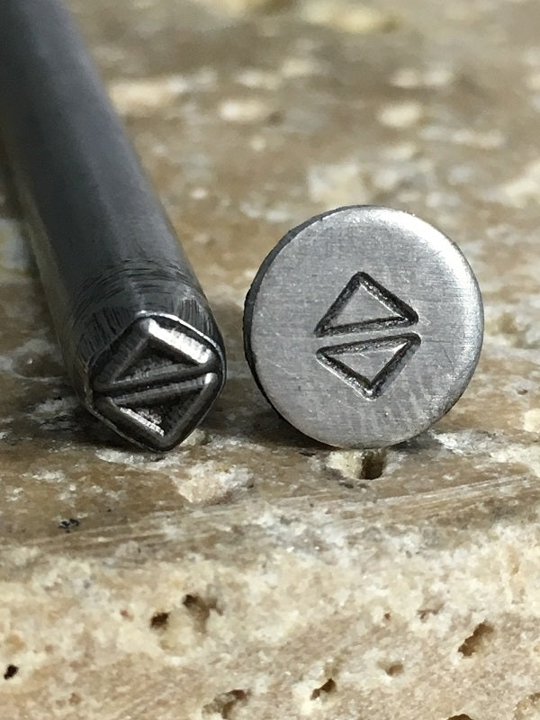 Opposing Triangles (4.5mm)